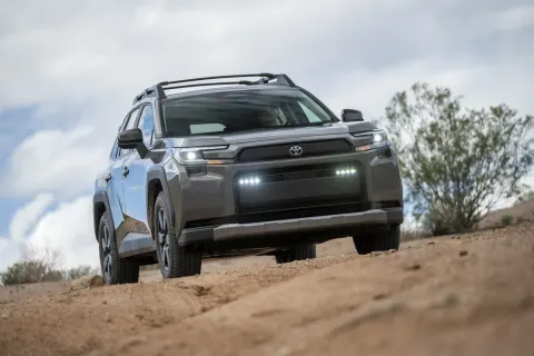 Toyota RAV4: لماذا أصبح الحصول عليها يحتاج إلى 6 أشهر؟